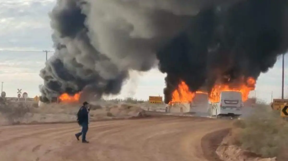 Camiones de minera incendiados en Caborca